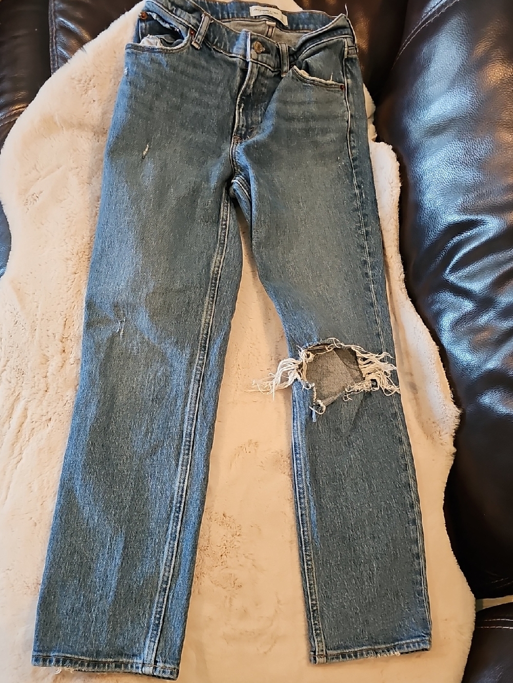 Abercrombie & Fitch Mid-Blue Straight-Leg Jeans with Knee Rip